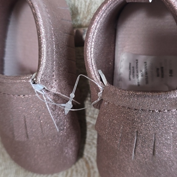 Cat & Jack Metallic Pink Faux Leather Fringe Moccasins - Picture 4 of 11